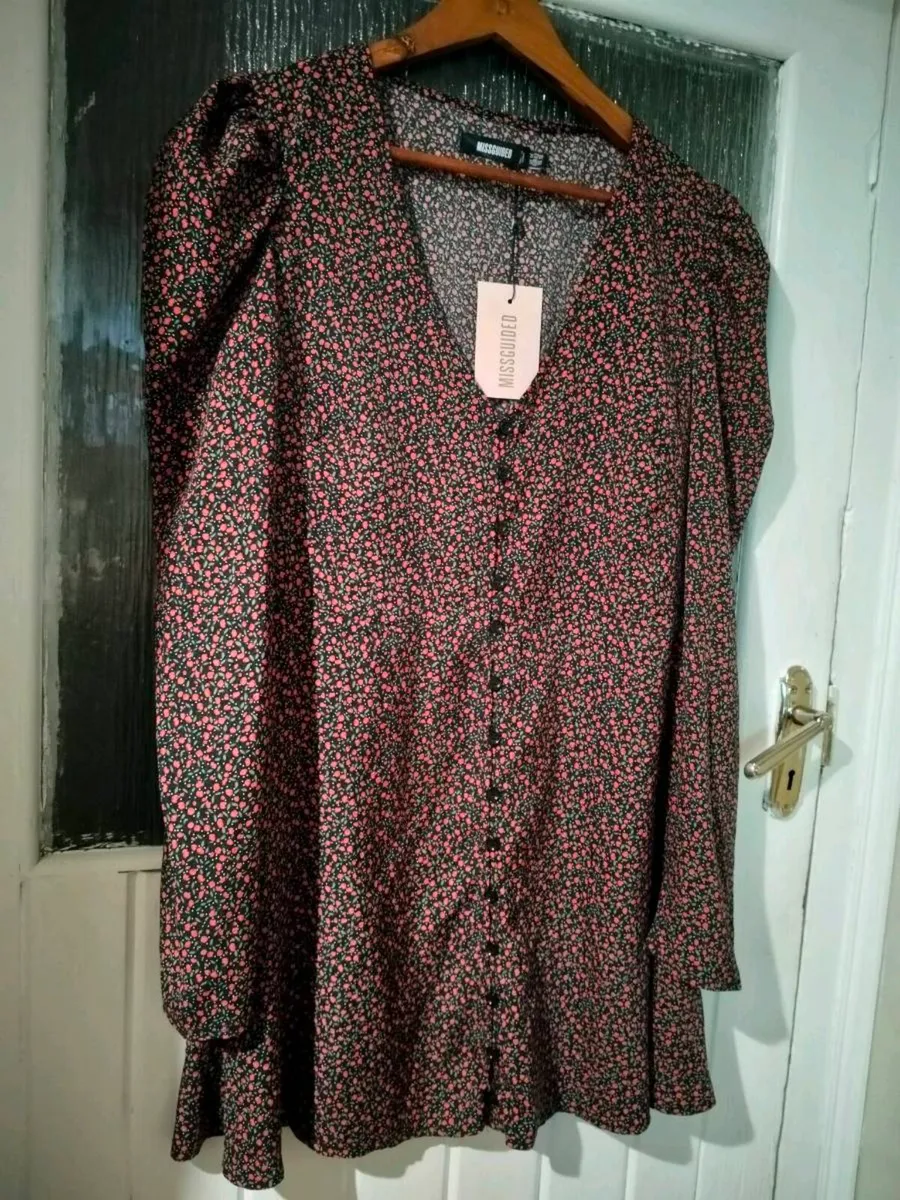 This Missguided dress features a ditsy floral prin - Image 1