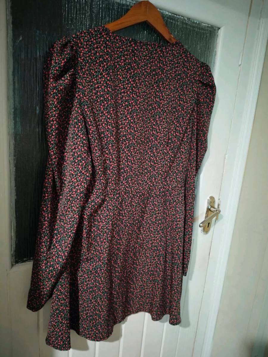 This Missguided dress features a ditsy floral prin - Image 2