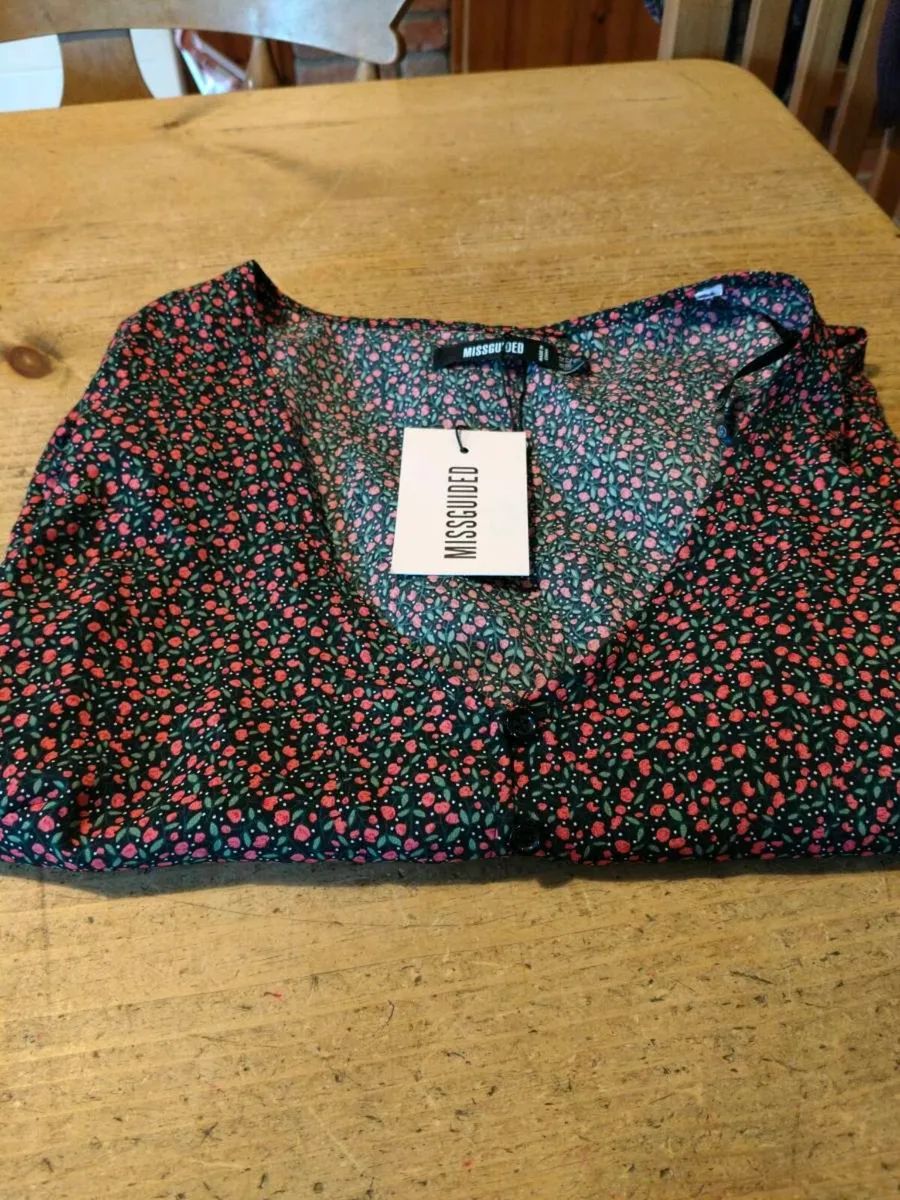 This Missguided dress features a ditsy floral prin - Image 3