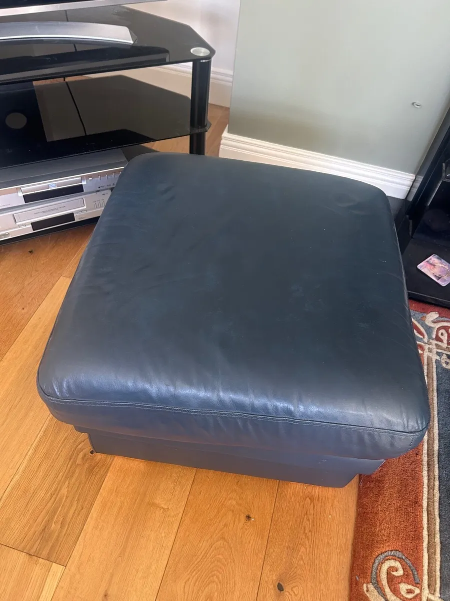 Couch and two armchairs  with footstool - Image 4
