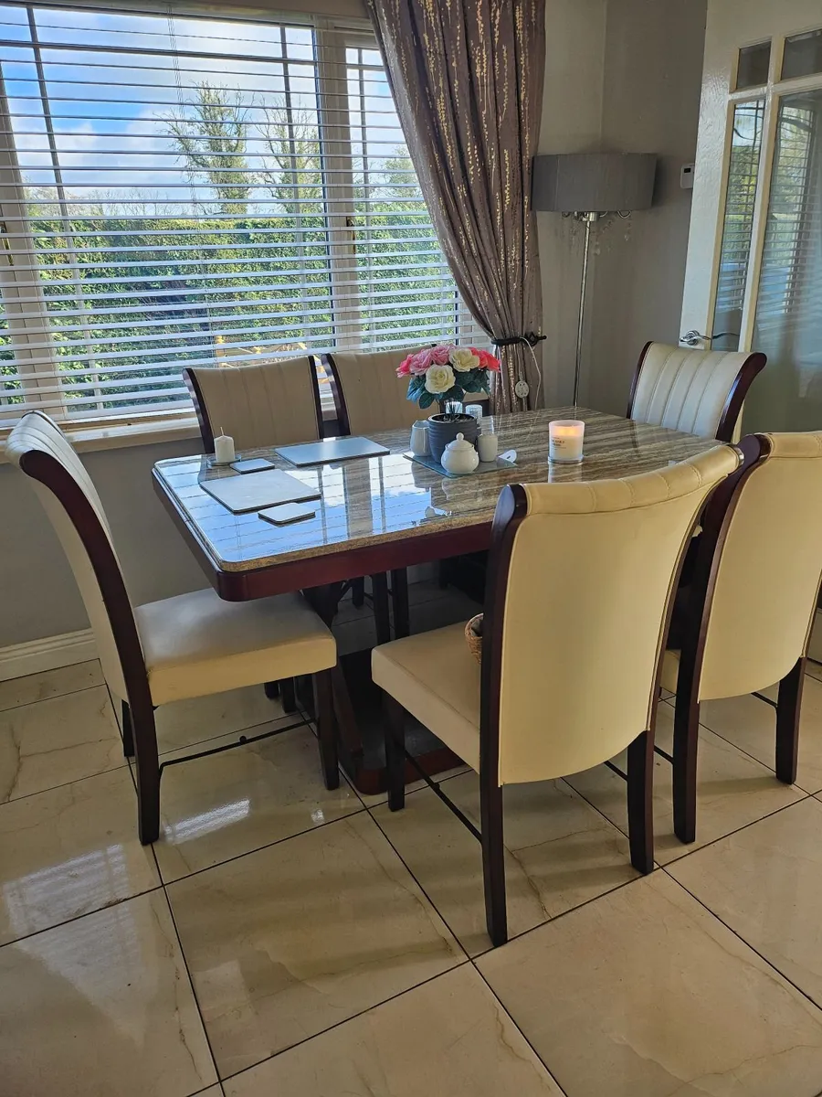Table and chairs - Image 1