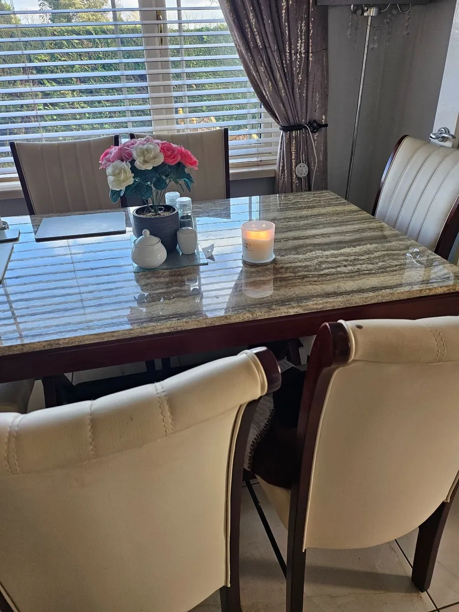 Table and chairs - Image 2