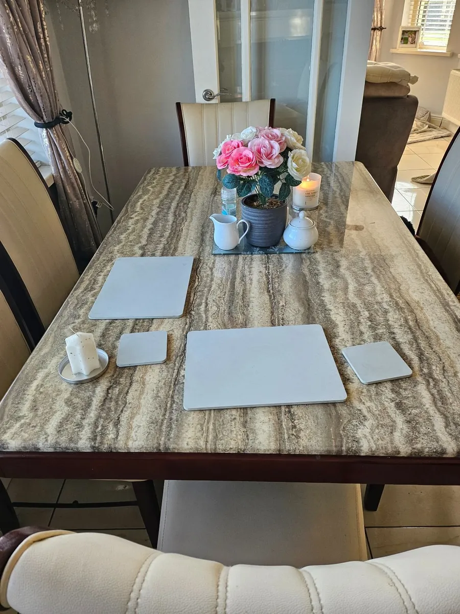 Table and chairs - Image 3