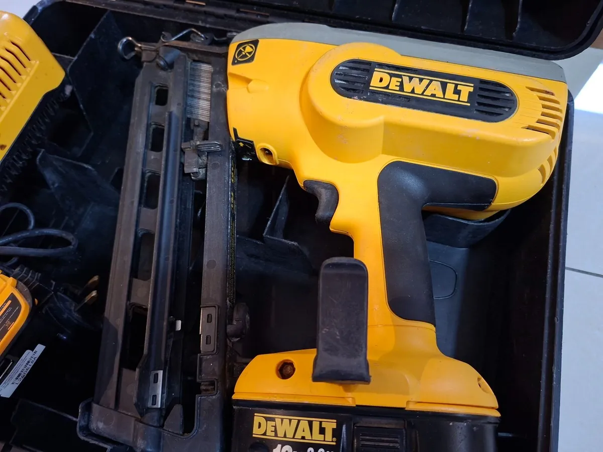 Dewalt DC618 2nd Fix Nail Gun 18v - Image 3