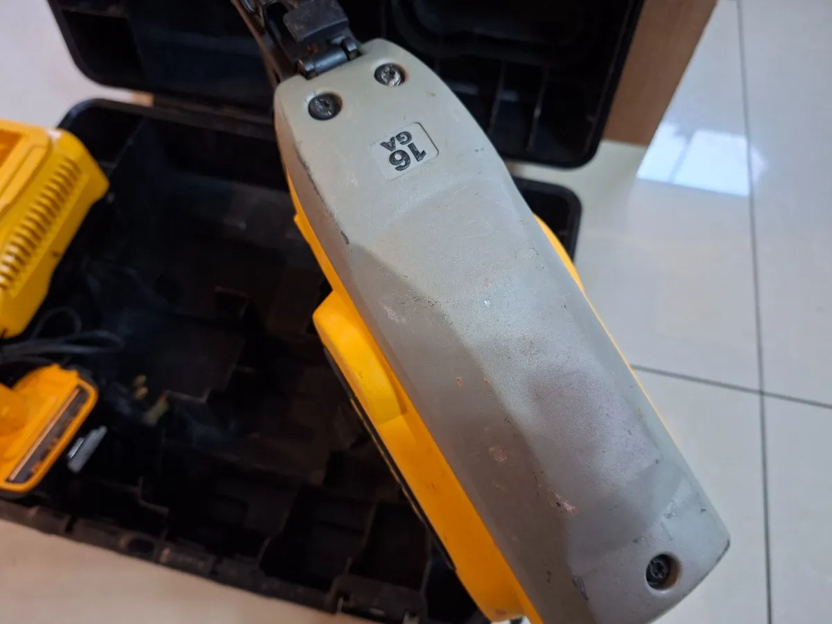 Dewalt DC618 2nd Fix Nail Gun 18v - Image 4