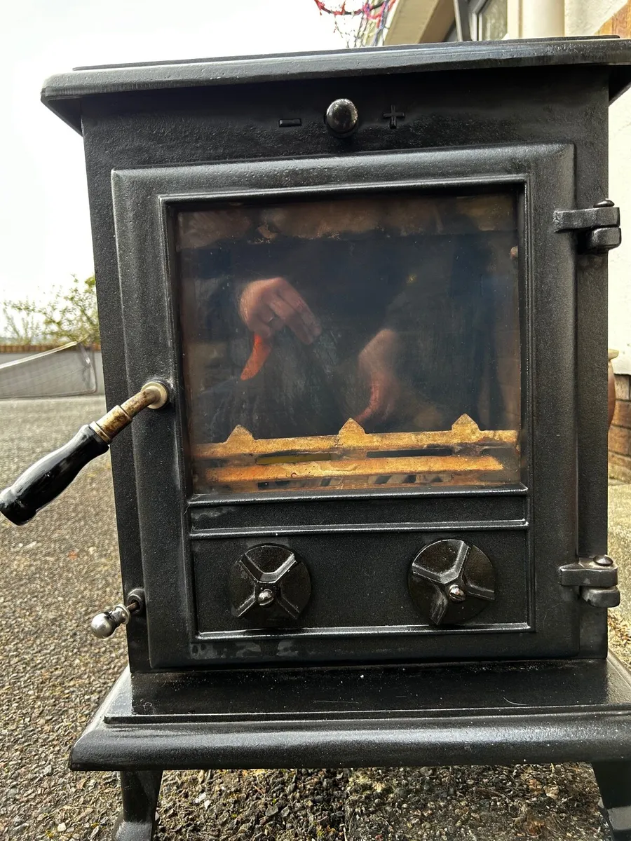 Freestanding stove - Image 1