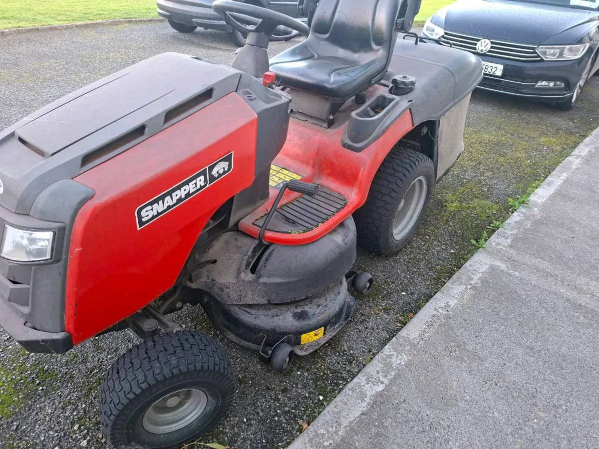 Ride on lawnmower - Image 1