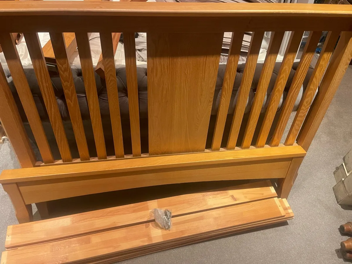 Magnificent Solid 4Ft 6” Double Oak Wooden Bed - Image 4