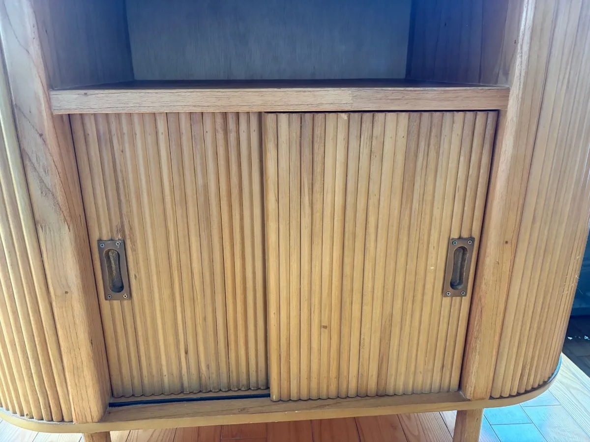 Fluted solid wood sideboard, sliding doors - Image 2