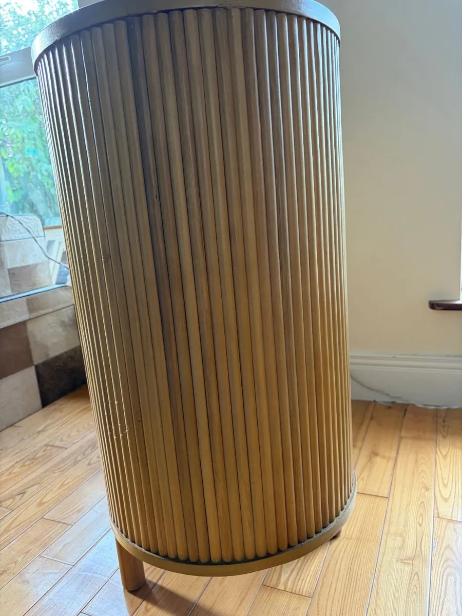 Fluted solid wood sideboard, sliding doors - Image 4