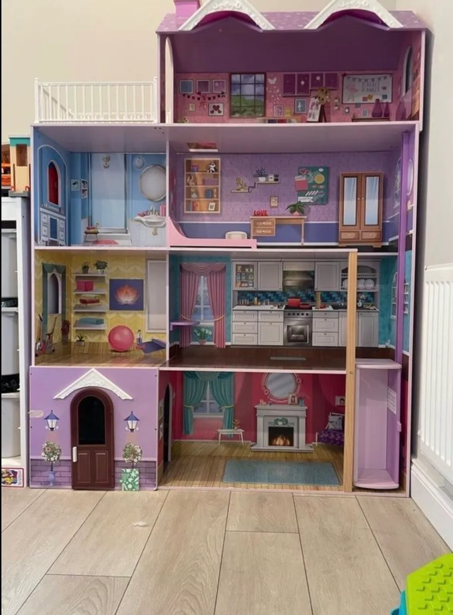 Wooden doll house - Image 1
