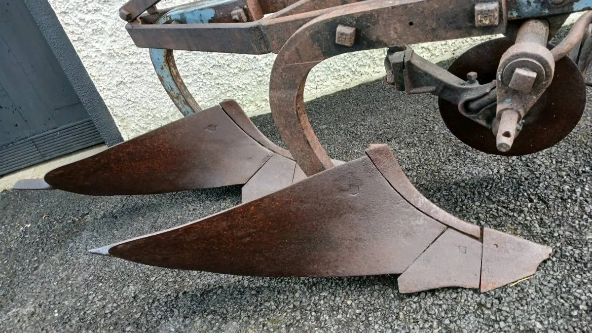 Ransomes TS54A "Robin" 2-Furrow Mounted Plough - Image 1