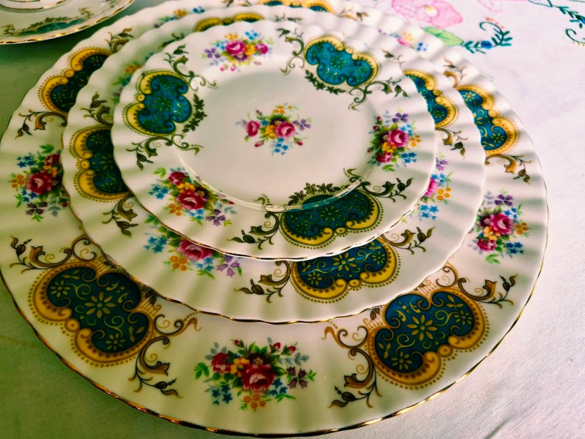 Huge 60 piece Royal albert Berkeley dinner service - Image 1