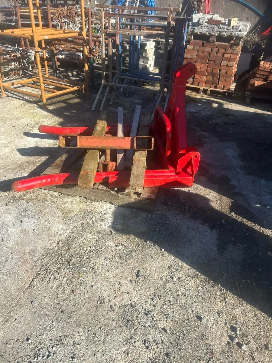 Bale lifter - Image 1