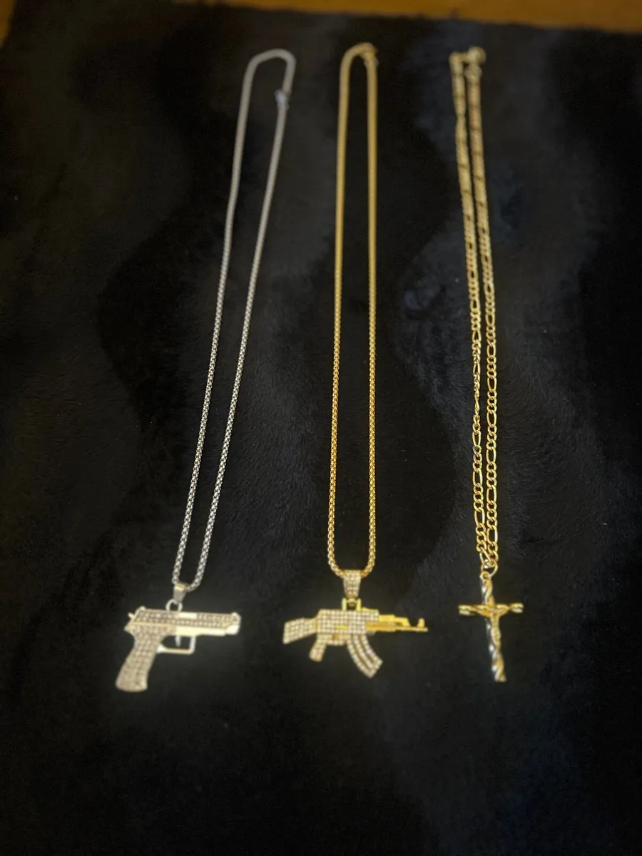 3 necklaces €20