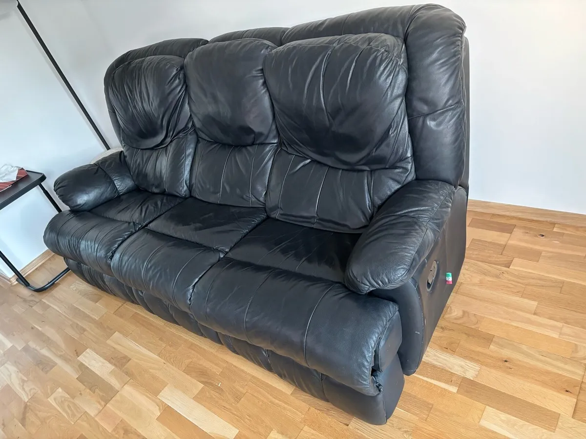 Used Italian leather recliner sofa 400€ ono - Image 3