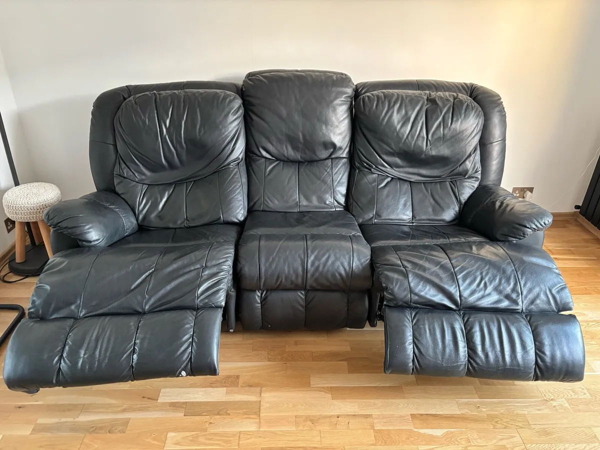 Used Italian leather recliner sofa 400€ ono - Image 1