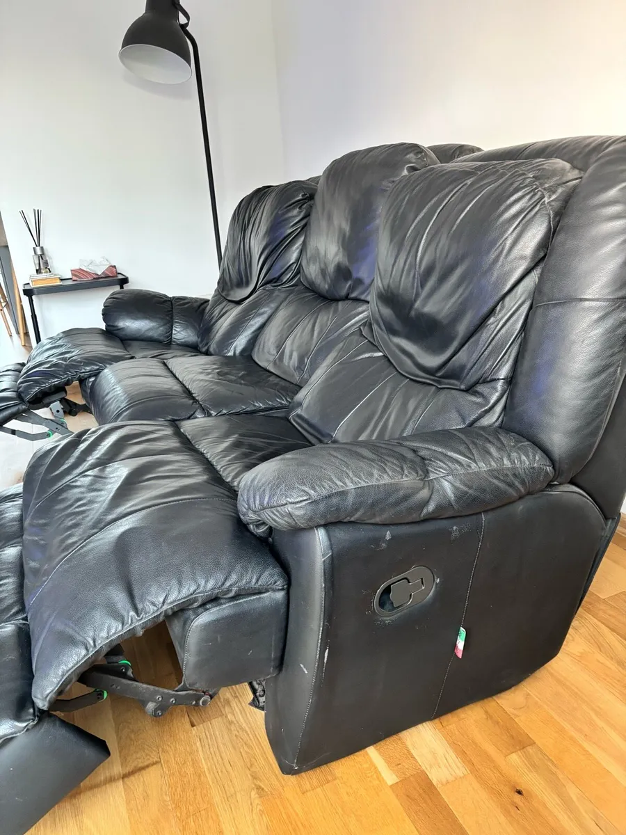 Used Italian leather recliner sofa 400€ ono - Image 2