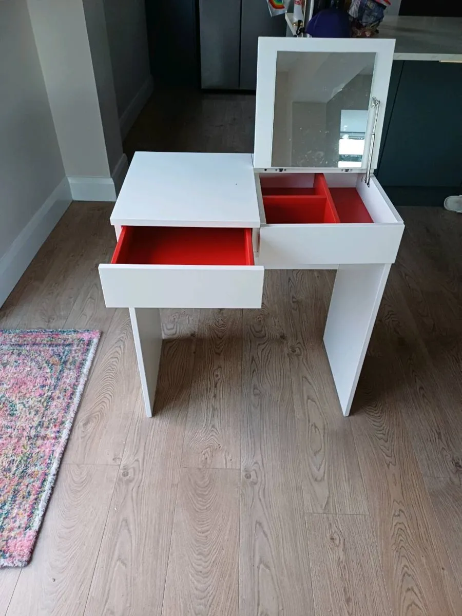 Kids Desk - Image 1