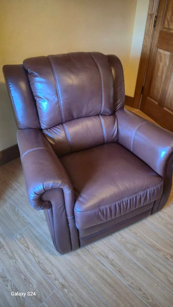 2 leather side sofa chairs - Image 1