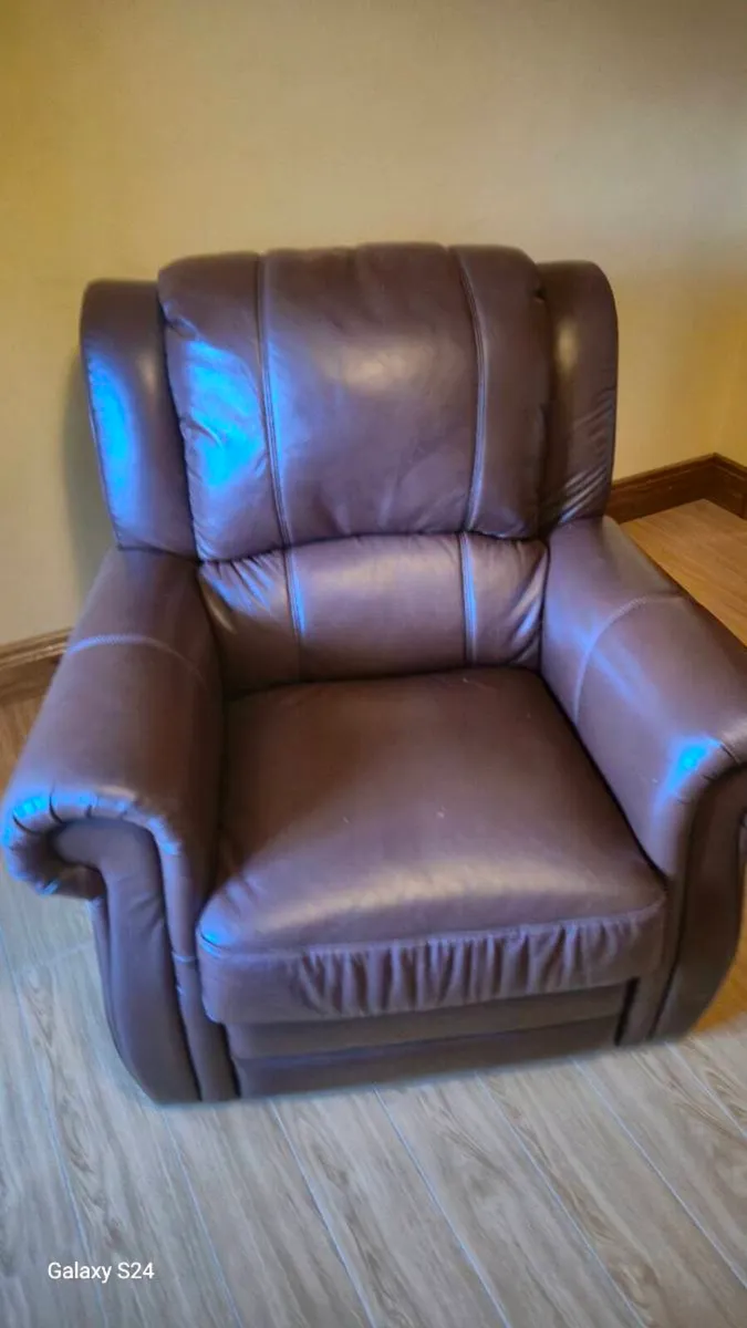 2 leather side sofa chairs - Image 4
