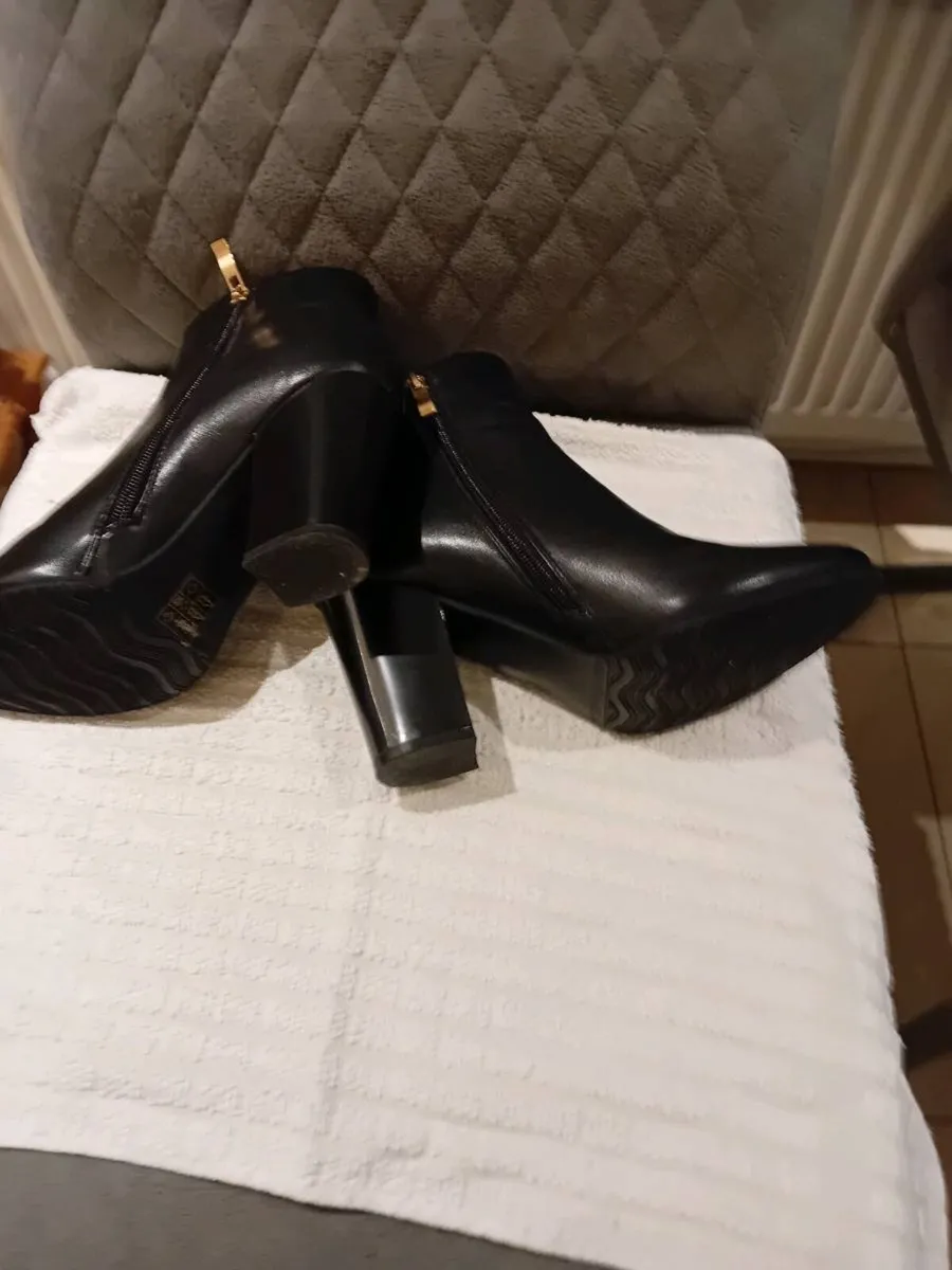 REDZ LADIES ANKLE BOOTS NEW  SIZE 5 ( 38 ) - Image 2