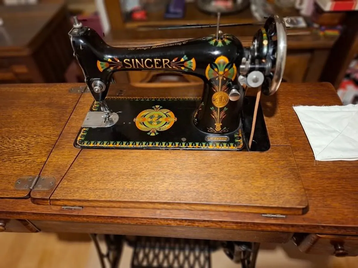 Vintage Sewing Machine 1930 Singer 66 - Image 1