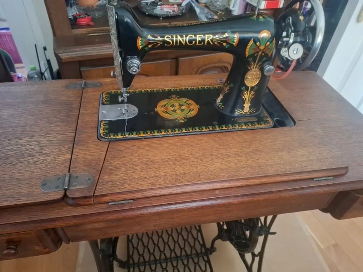 Vintage Sewing Machine 1930 Singer 66 - Image 2