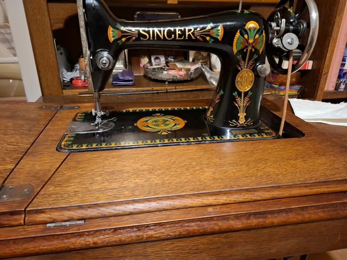 Vintage Sewing Machine 1930 Singer 66 - Image 3