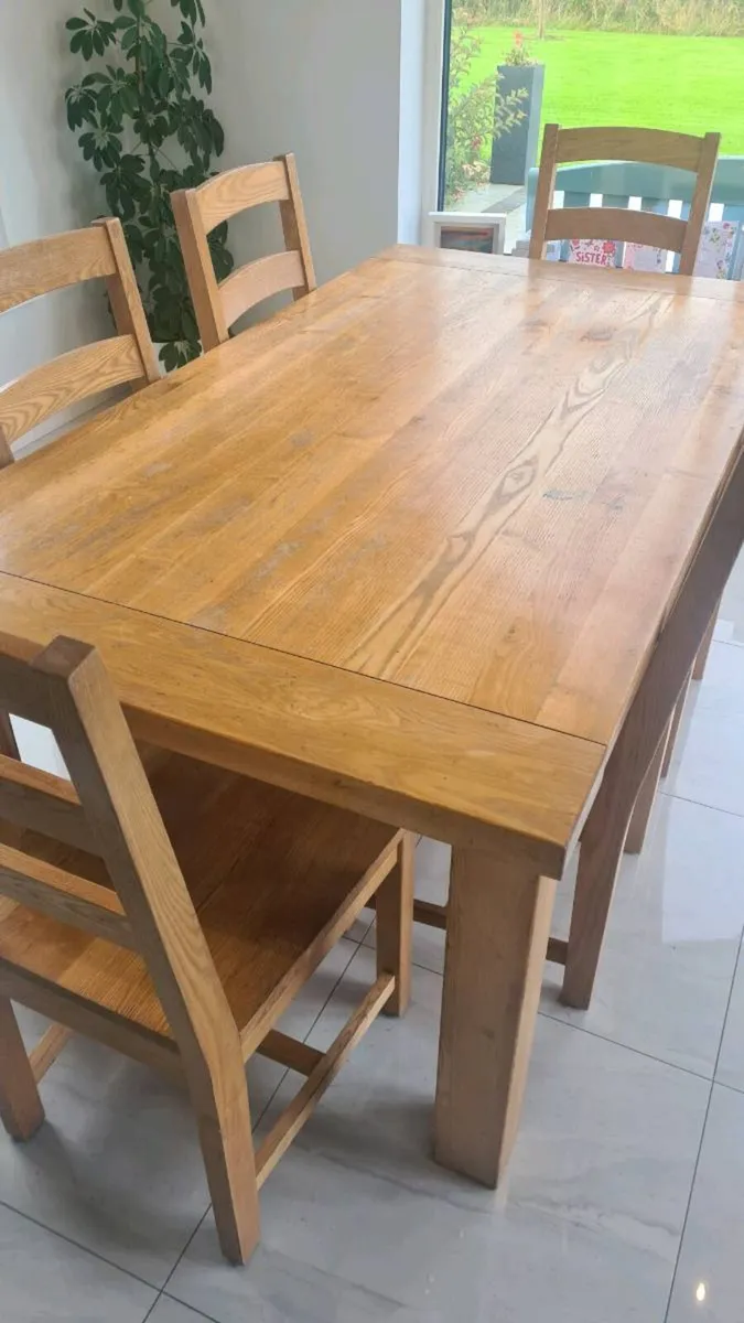 Table and chairs - Image 3