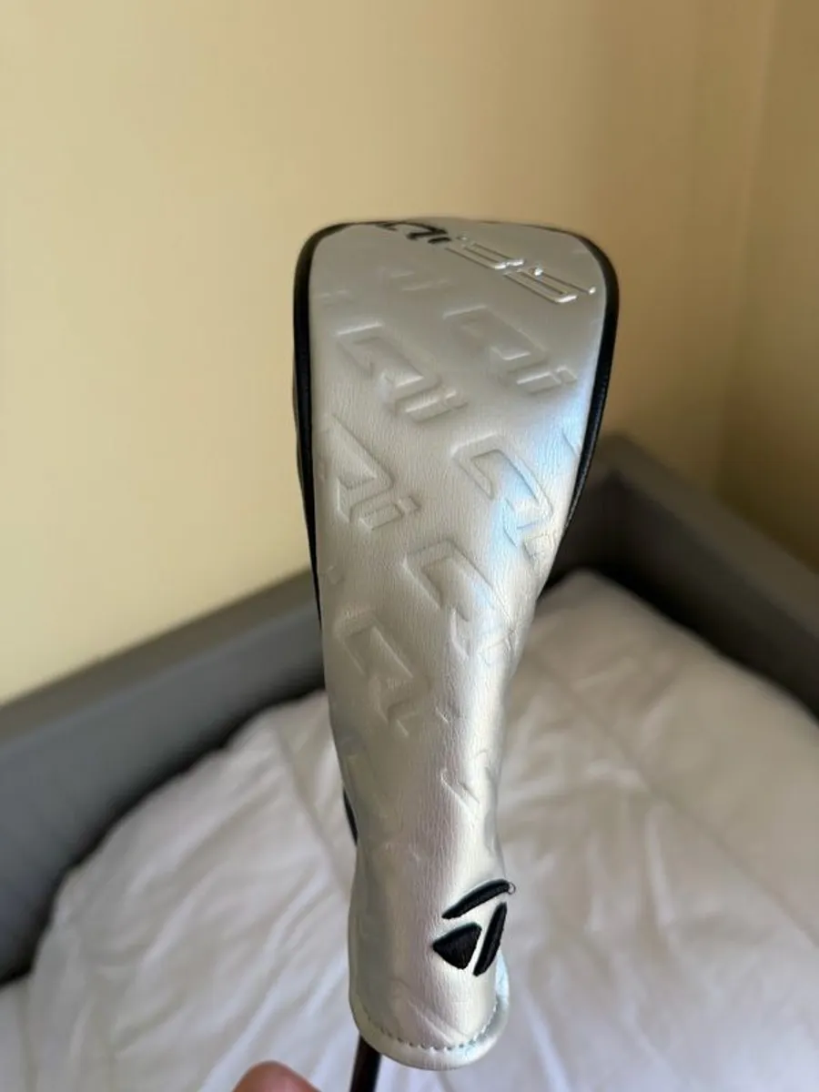 Taylormade QI35 27" 5 Hybrid - Image 1