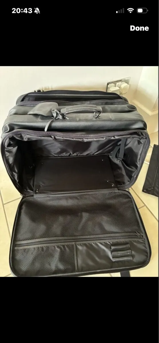 Exceptional Leather Travel Bag - Image 3