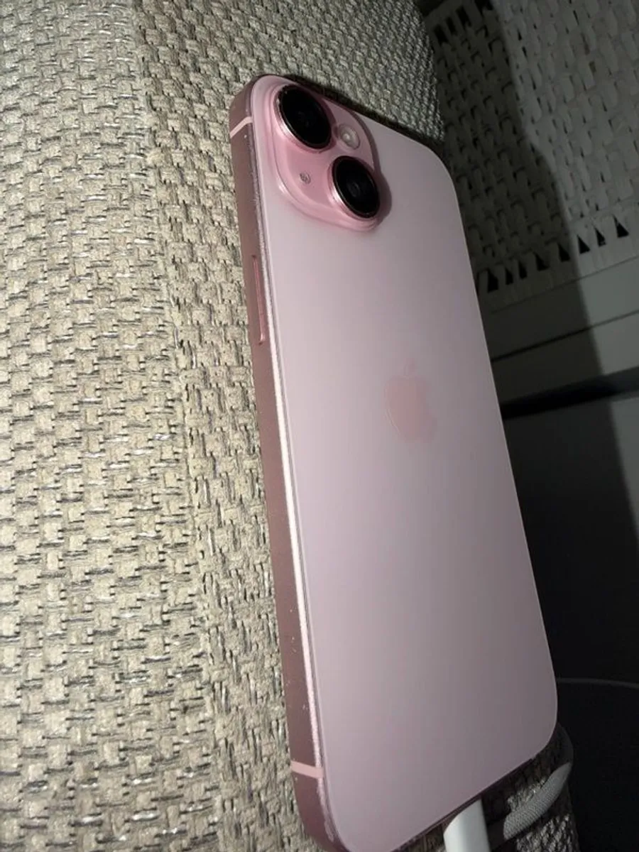 Pink iPhone 15 - Image 4