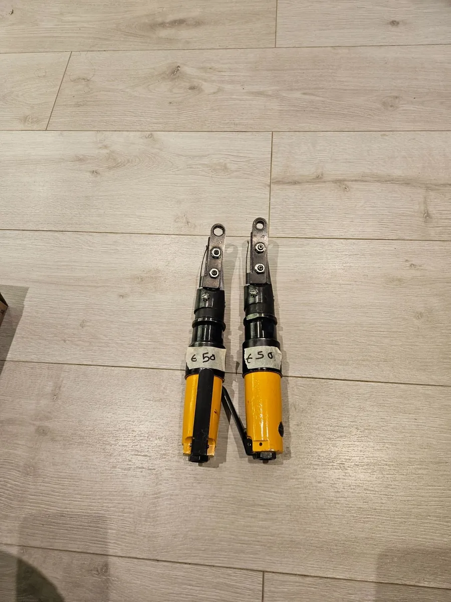 Airtool angle drill and nut runner - Image 1