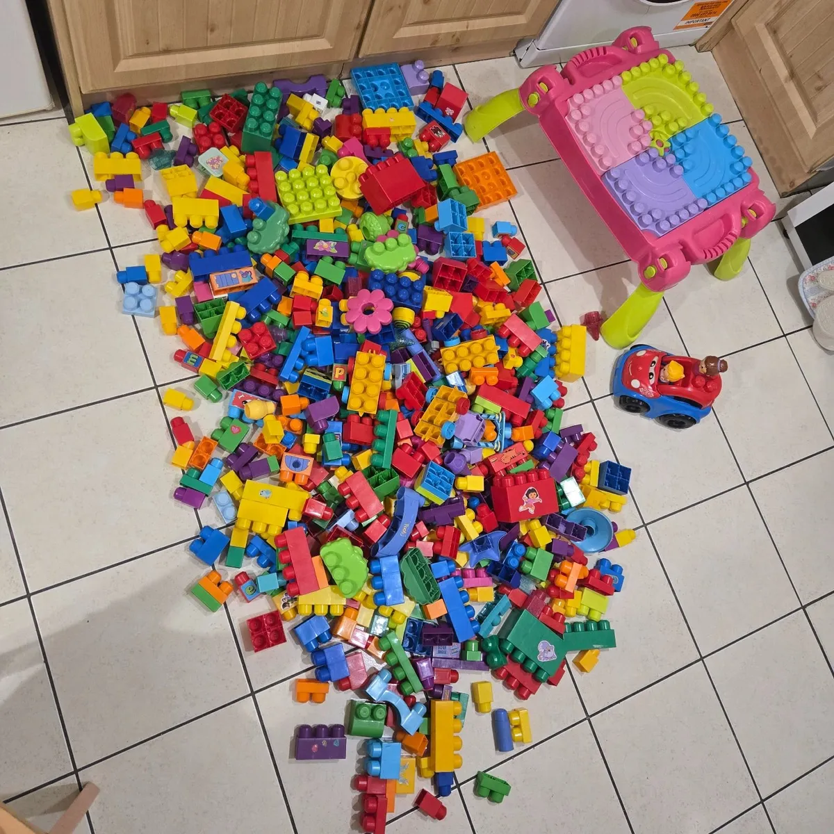 Large box mega bloks  580 pleases - Image 1