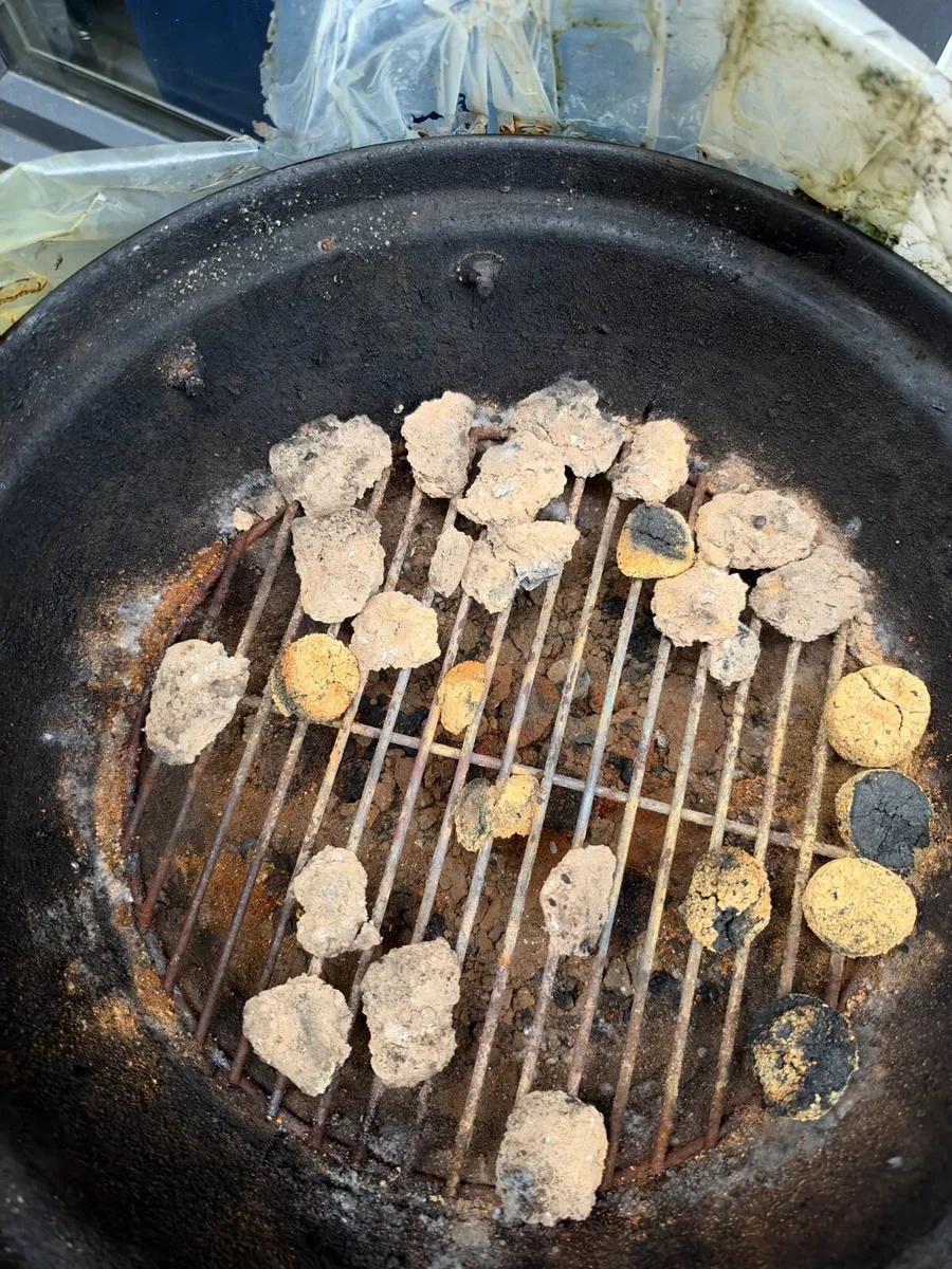 Charcoal Kettle BBQ Grill with Wheels - Image 3