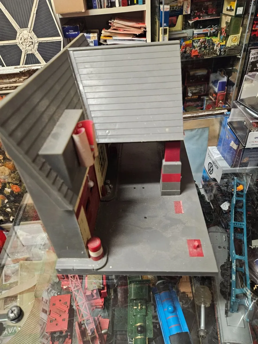 Corgi Texaco Garage - Image 4