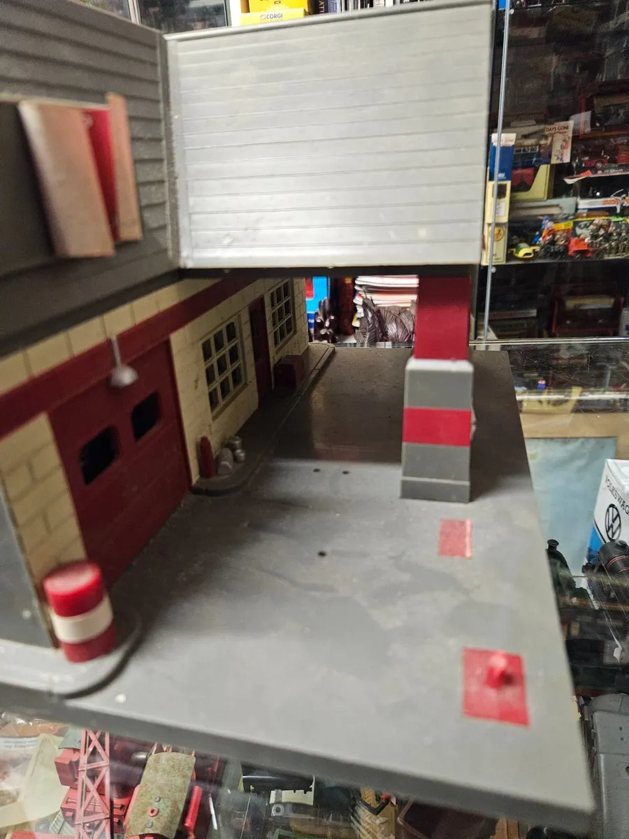 Corgi Texaco Garage - Image 2