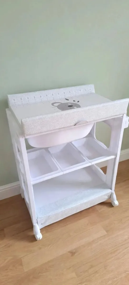 Babylo Baby Bath + Changing Table on Wheels