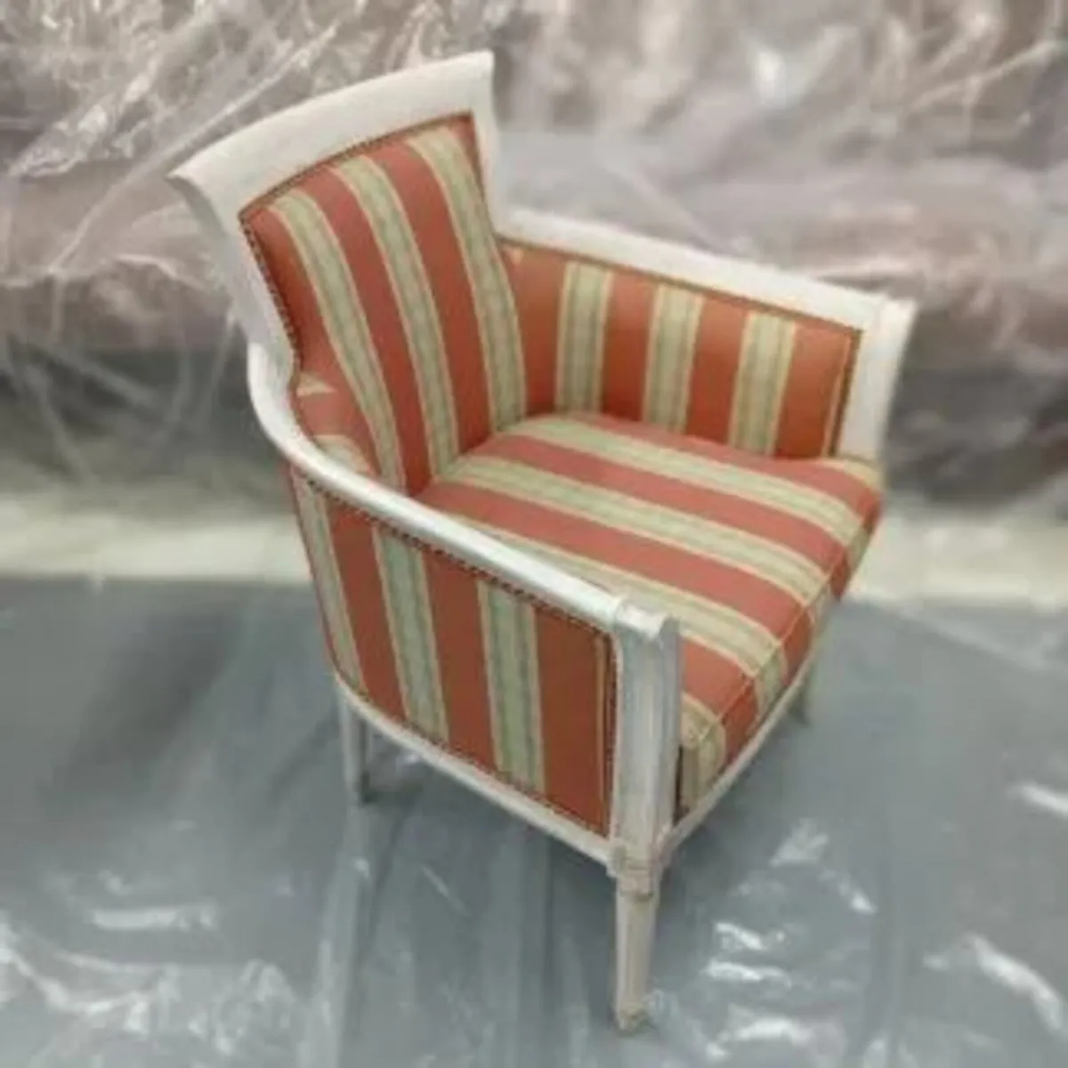 Old white armchair - Image 2