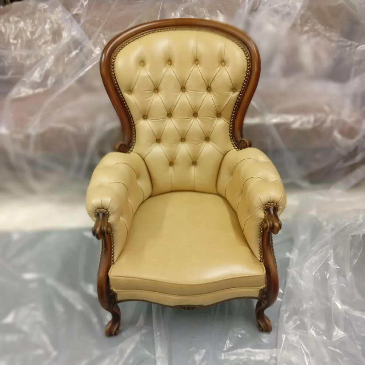 Armchair NONNO Leather deep Button - Image 1