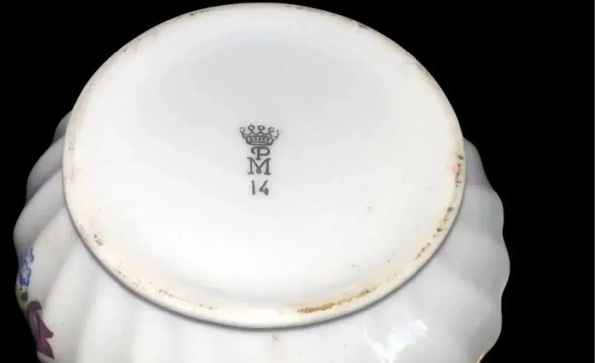 Pristine Vintage Porcelain Floral Trinket Box - Image 2