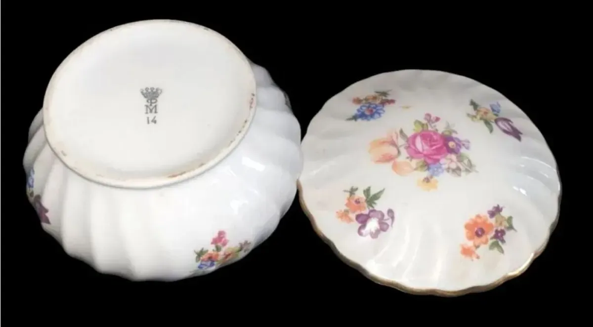 Pristine Vintage Porcelain Floral Trinket Box - Image 4