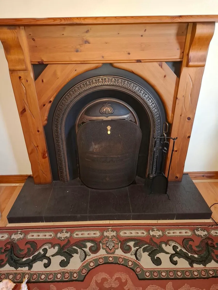 FIREPLACE  MANTLEPIECE