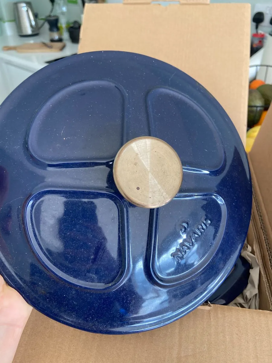 Enamelled Cast Iron Dutch Oven for Bread Baking - Image 1