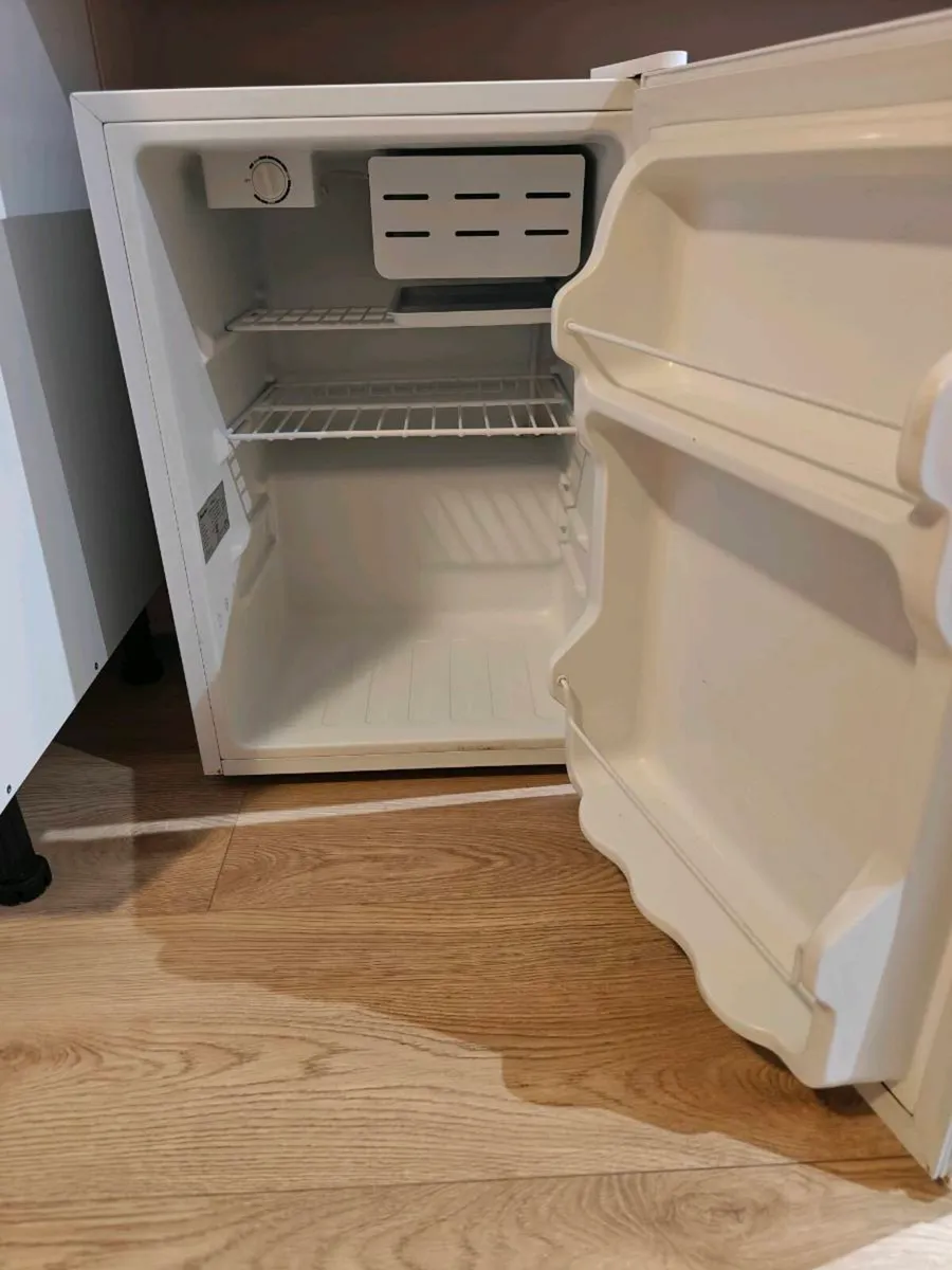 Mini fridge - Image 2
