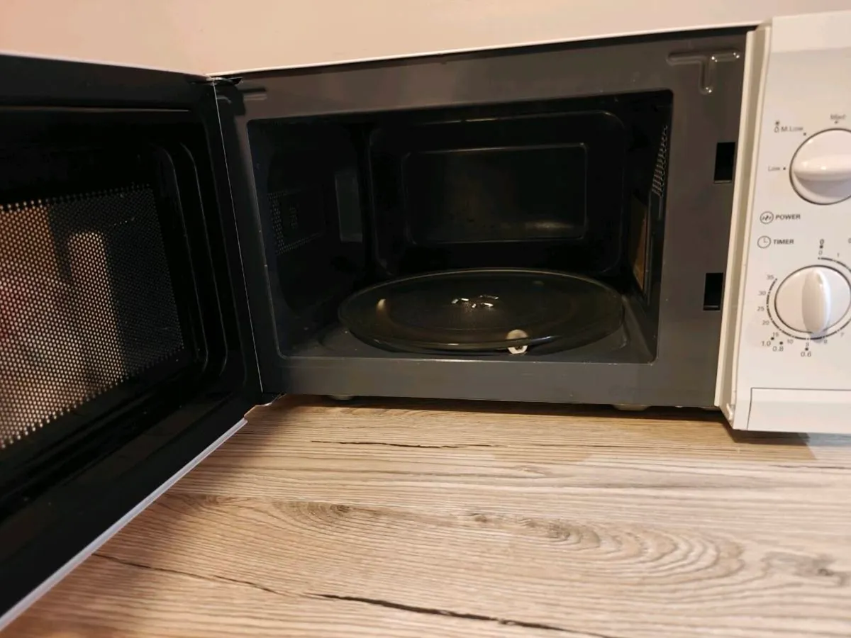 Microwave 700w - Image 2