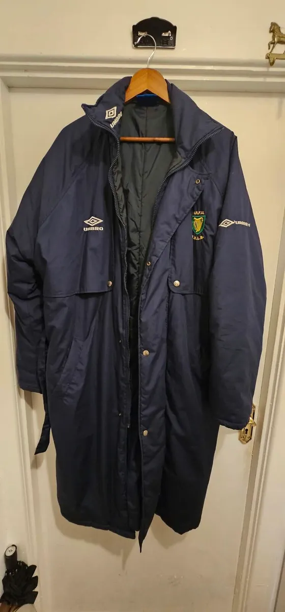 Vintage 1990s Umbro Ireland (FAI) Padded Bench Coa - Image 1