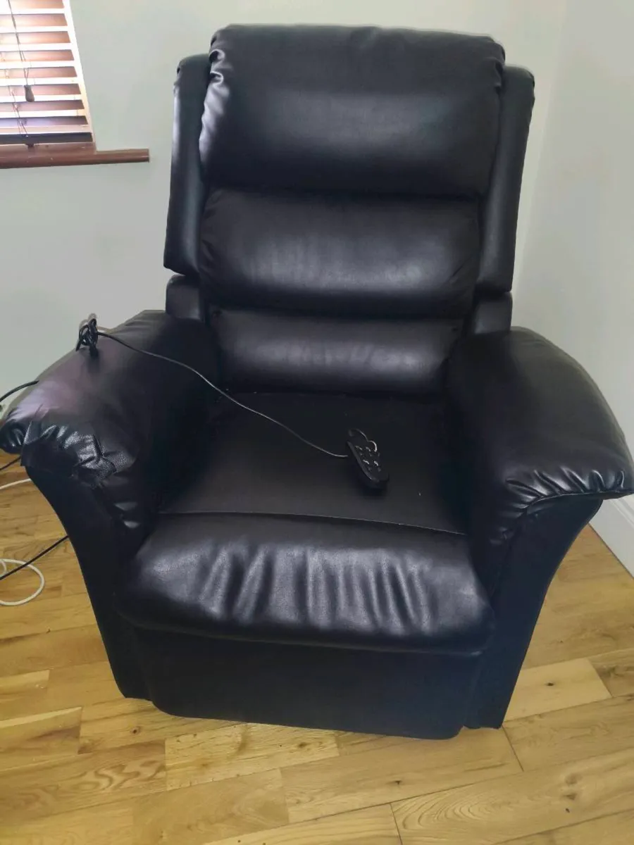 Like new recliner nice tidy size,120 - Image 1