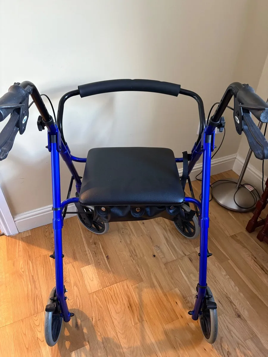 Rollator with seat - Image 2